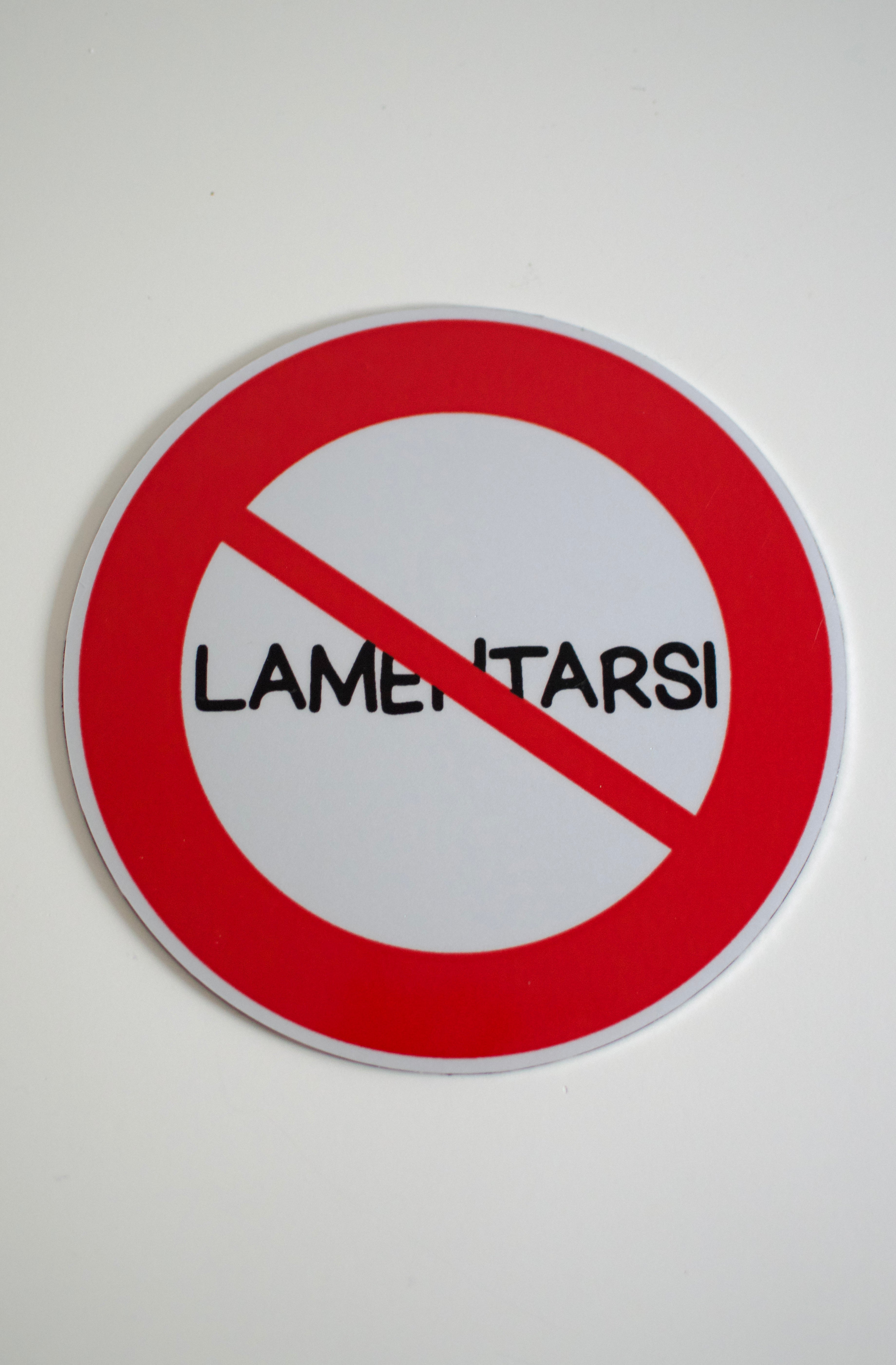 Segnale "VIETATO LAMENTARSI"