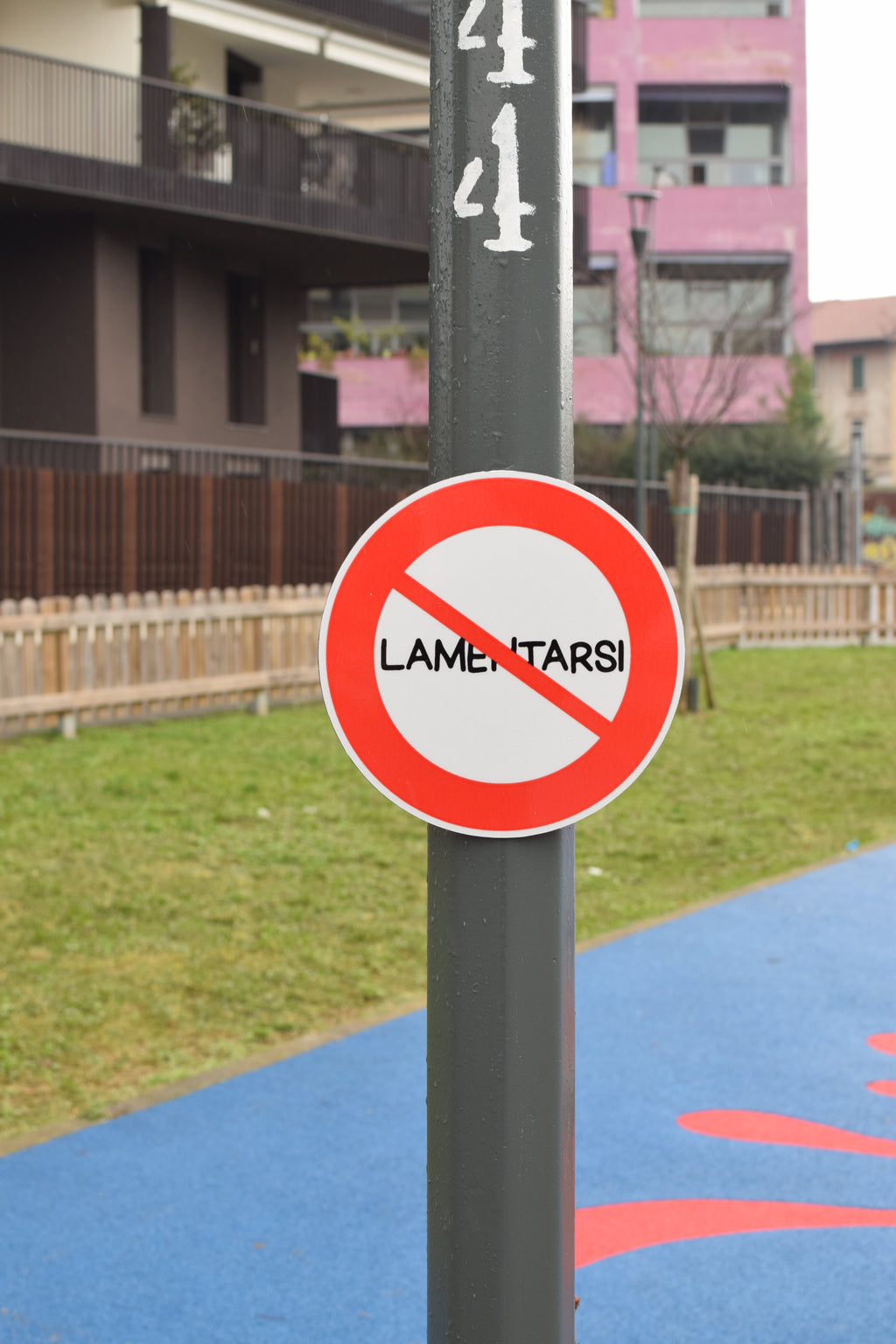Segnale "VIETATO LAMENTARSI"