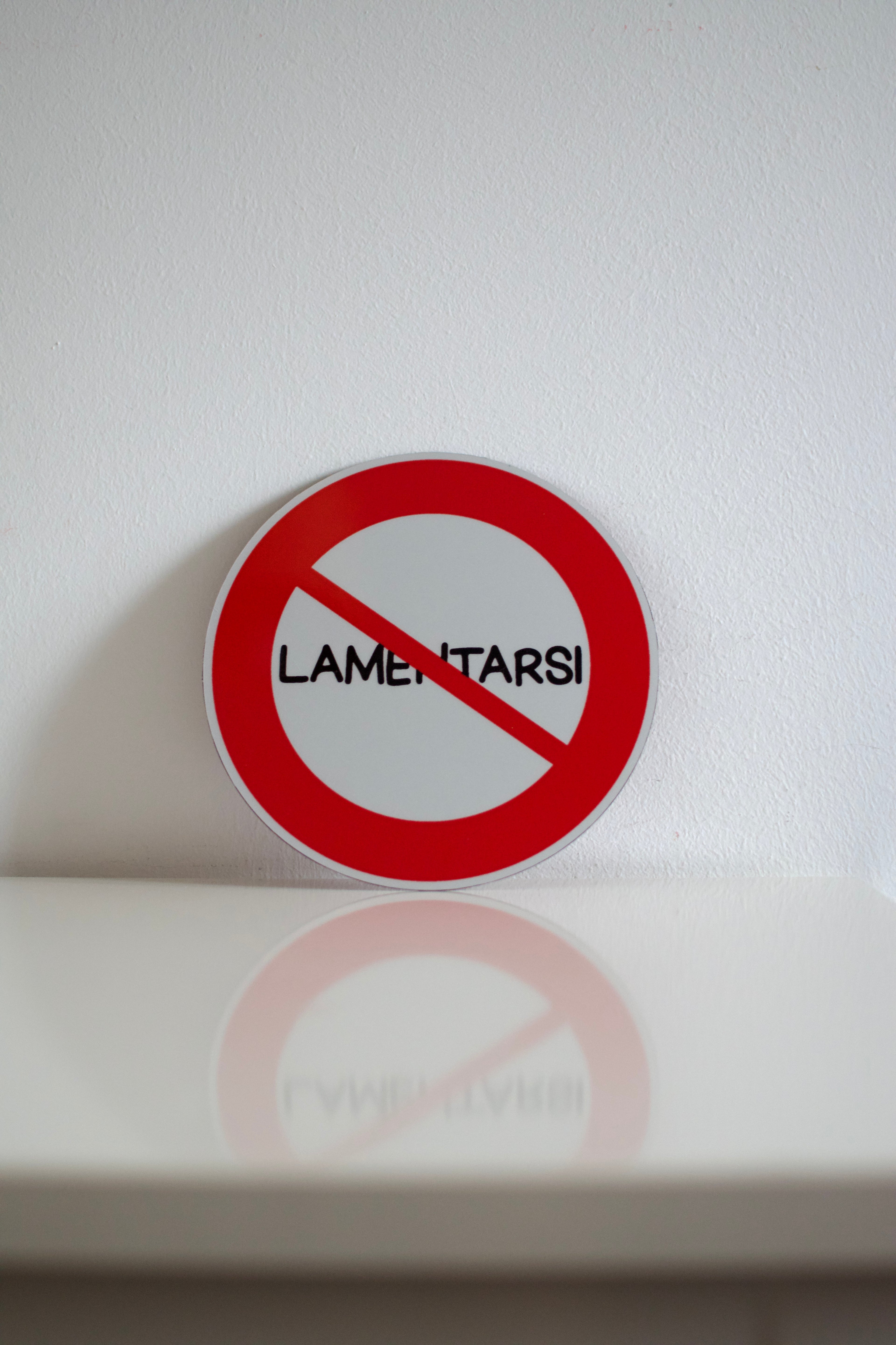 Segnale "VIETATO LAMENTARSI"